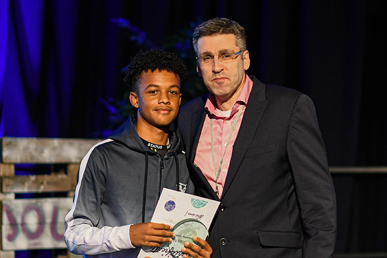 Brad from Thrive's Barton Team accepts award